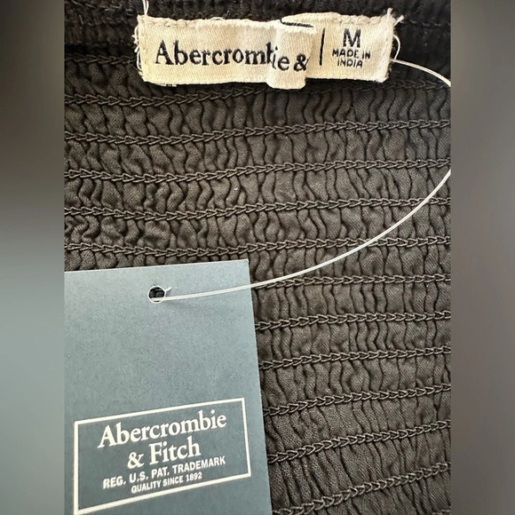 Abercrombie & Fitch NWT Black plump sleeves with back cut-out Size: M - Picture 3 of 4